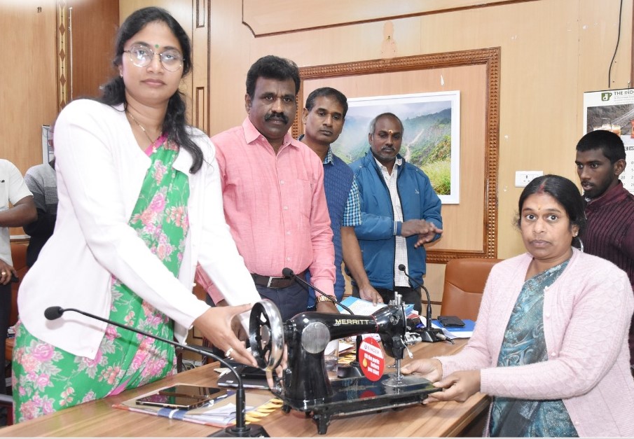 நீலகிரி மாவட்டத்தில் பயனாளிகளுக்கு விலையில்லா தையல் இயந்திரங்கள்