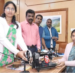 நீலகிரி மாவட்டத்தில் பயனாளிகளுக்கு விலையில்லா தையல் இயந்திரங்கள்
