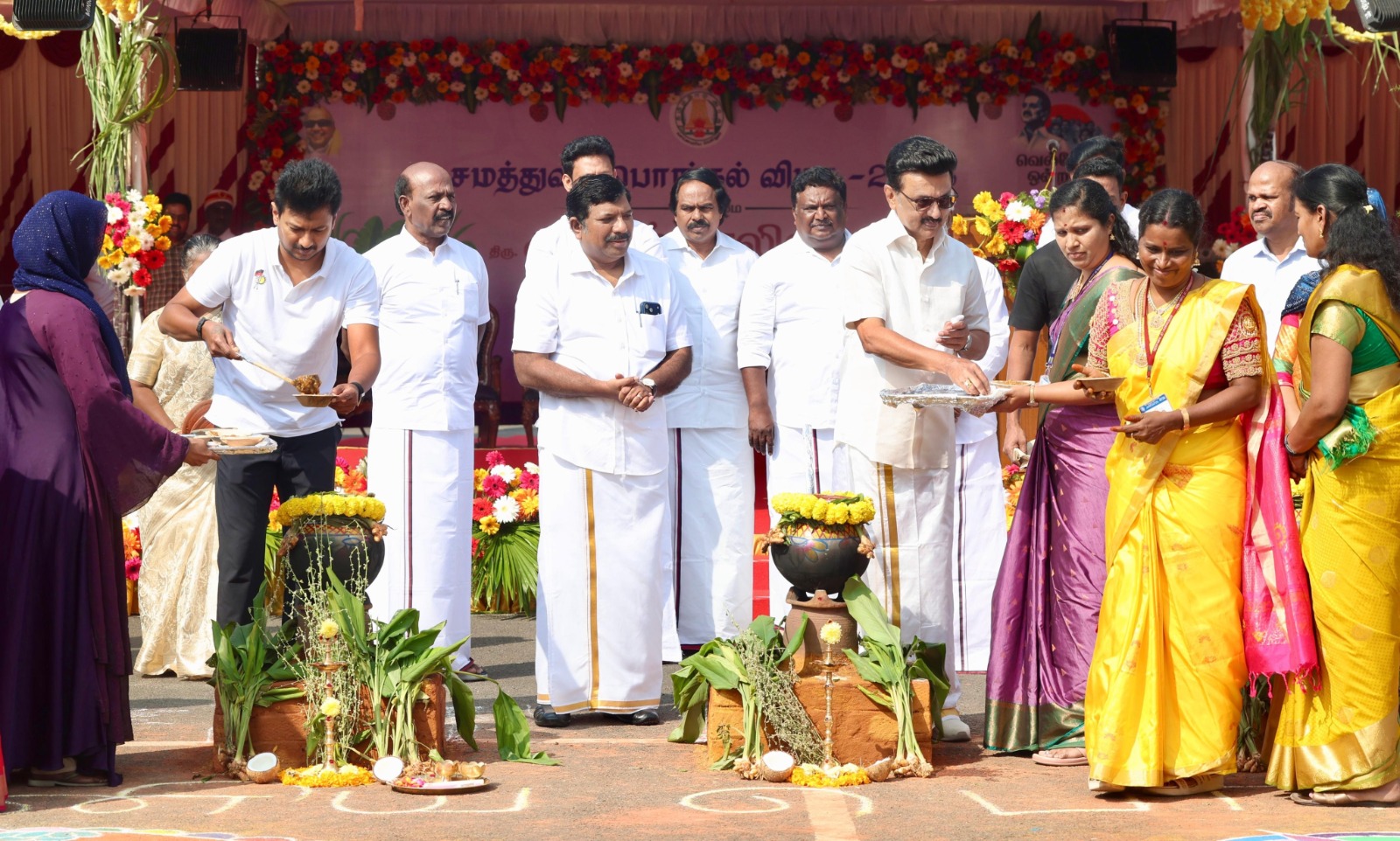 சென்னை தலைமைச் செயலகத்தில் நேற்று அரசுப் பணியாளர்களுக்கான சமத்துவப் பொங்கல்