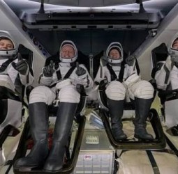 வரலாற்றில் முதன்முறையாக!! உடல்நலக் குறைவால் முன்கூட்டியே பூமி திரும்பிய விண்வெளி வீரர்கள்!