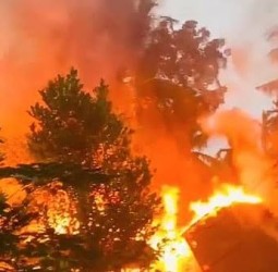 வங்கதேசத்தில் ஹிந்துக்கள் மீது தொடரும் வன்முறை: 15 நாள்களில் 8-ஆவது முறையாக வீடுகளுக்குத் தீவைப்பு