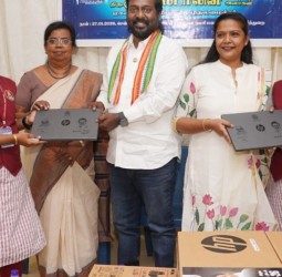 கல்லூரி மாணவிகளுக்கு விஜய்வசந்த் எம்பி, தாரகை கத்பர்ட் எம்எல்ஏ ஆகியோர் மடிக்கணினி