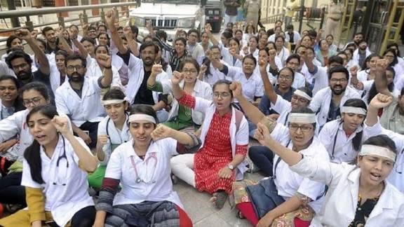 கோரிக்​கைகள் நிறைவேறும் வரை போராட்டம் தொடரும்: அரசு மருத்துவர்கள் அறிவிப்பு