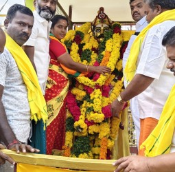 போடிநாயக்கனூரில் வீரபாண்டிய கட்டபொம்மன் சிலைக்கு மாலை அணிவித்த மரியாதை