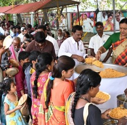 கேப்டன் ஆலயத்தில் தேமுதிக பொதுச் செயலாளர் பிரேமலதா அன்னதானம்