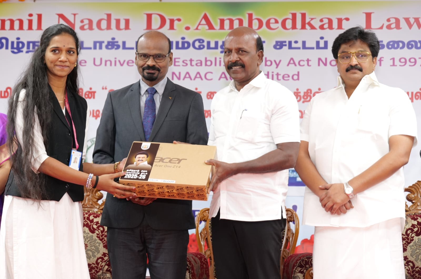 தமிழ்நாடு டாக்டர் அம்பேத்கர் சட்டப் பல்கலைக்கழக மாணவர்களுக்கு மடிக்கணினி