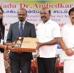 தமிழ்நாடு டாக்டர் அம்பேத்கர் சட்டப் பல்கலைக்கழக மாணவர்களுக்கு மடிக்கணினி