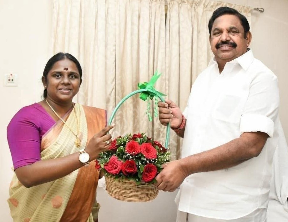 பொதுச்செயலாளர் எடப்பாடி பழனிசாமியை சந்தித்து தேவேந்திர குல வேளாளர்கள் கூட்டமைப்பின் பொதுச் செயலாளர் சந்தனபிரியா பசுபதிபாண்டியன்