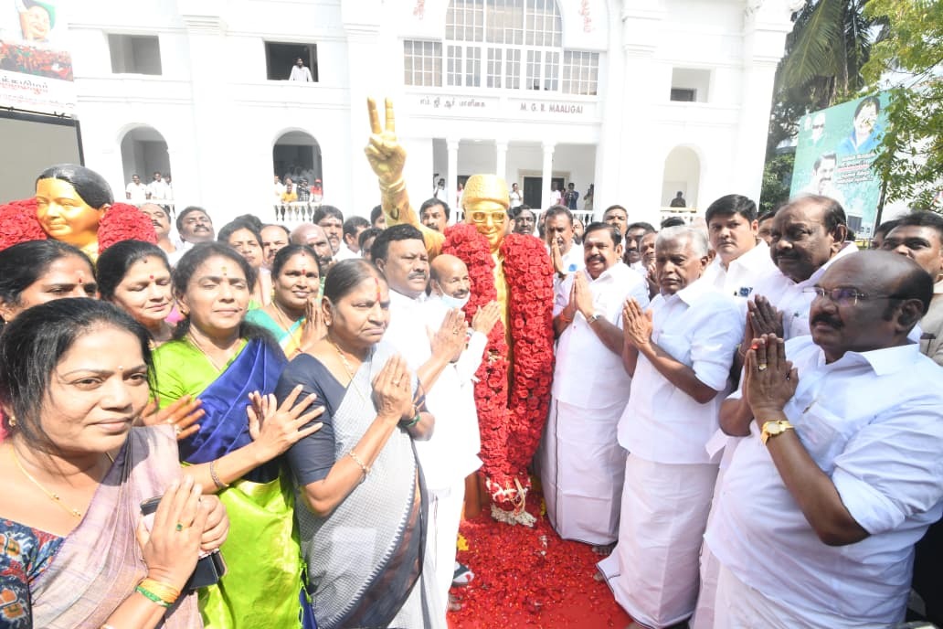 எம்ஜிஆர் சிலைக்கு பொதுச்செயலாளர் பழனிசாமி மாலை அணிவித்து மரியாதை