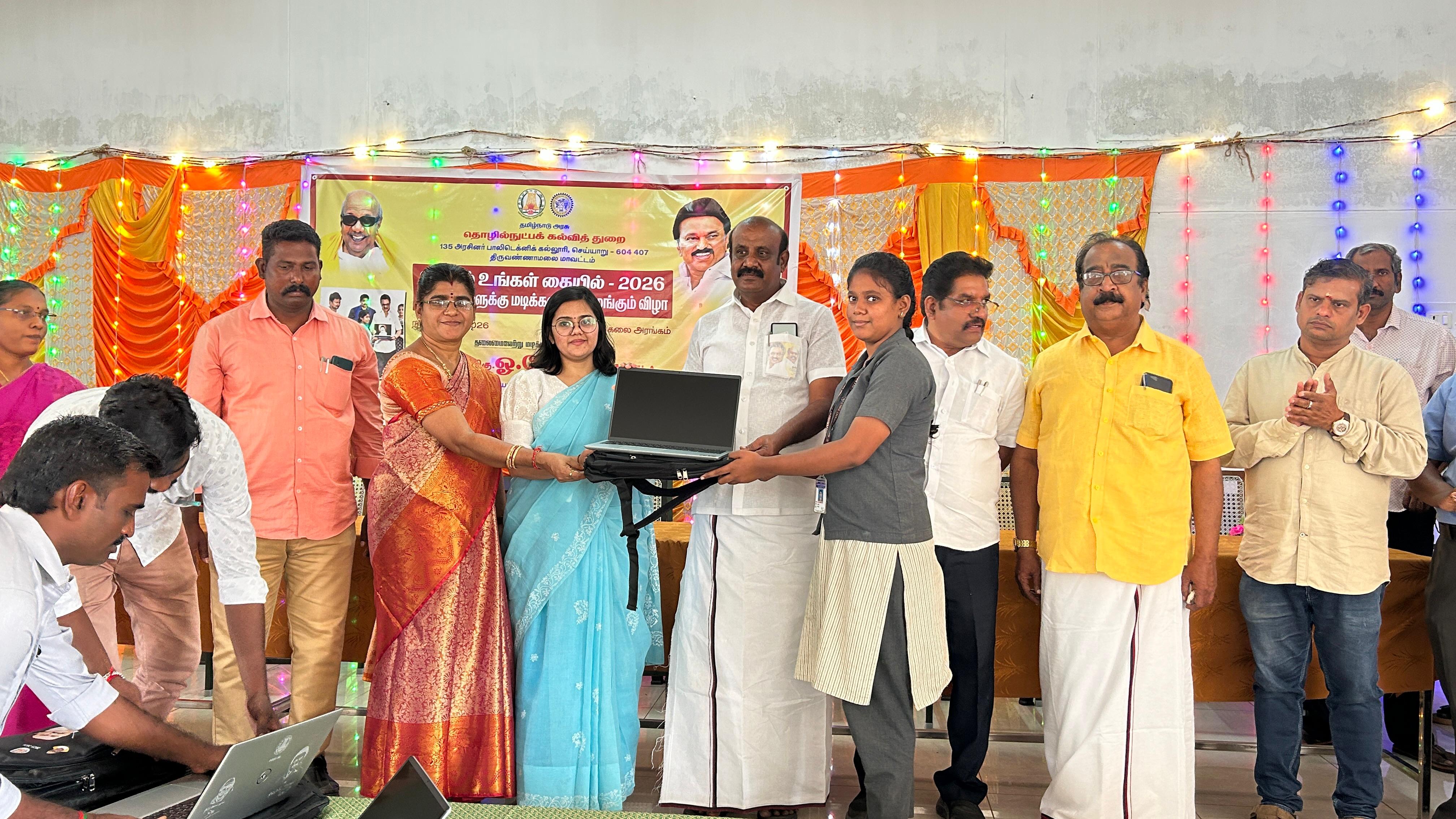 அரசு பாலிடெக்னிக் கல்லூரி, செய்யாறு 210 மாணவர்களுக்கு 'லேப் டாப்'களை ஜோதி எம்.எல்.ஏ., வழங்கினார்