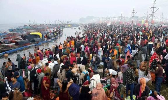 உ.பி.: மவுனி அமாவாசையை முன்னிட்டு பிரயாக்ராஜில் கடும் குளிரில் புனித நீராடிய பக்தர்கள்