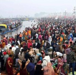 உ.பி.: மவுனி அமாவாசையை முன்னிட்டு பிரயாக்ராஜில் கடும் குளிரில் புனித நீராடிய பக்தர்கள்