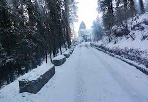 ஹிமாச்சலில் நிலவும் கடும் பனிப்பொழிவால் 1250 சாலைகள் மூடல்; சுற்றுலா பயணிகள் தவிப்பு