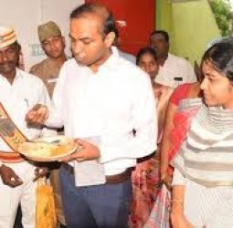 கடலூர் ஊராட்சி ஒன்றிய துவக்கப் பள்ளியில் காலை உணவை உண்டு ருசித்து கலெக்டர் ஆய்வு