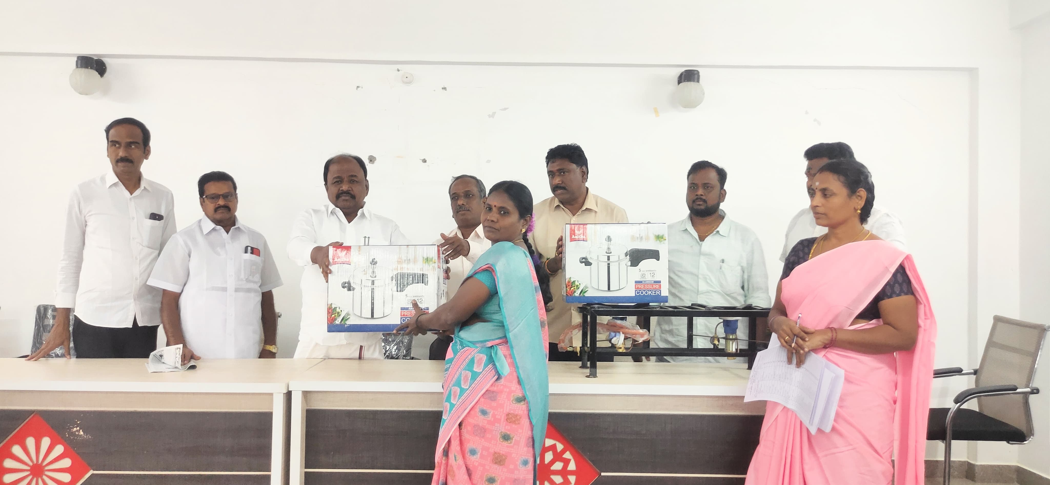 சத்துணவு மையங்களுக்கு கேஸ் அடுப்பு குக்கர் எம்எல்ஏ வழங்கினார்