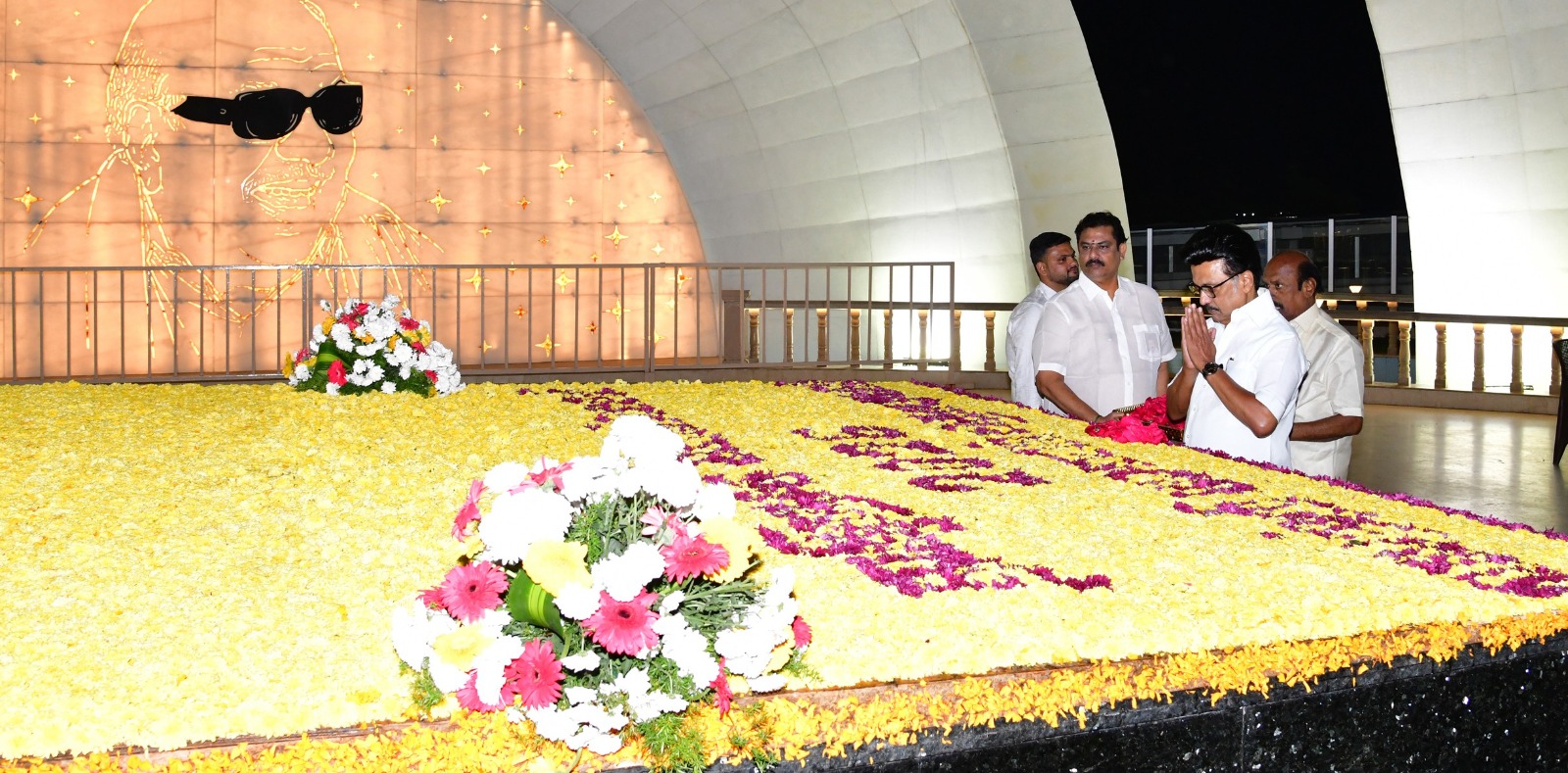 கருணாநிதி நினைவிடத்தில் முதல்வர் ஸ்டாலின் மலர்தூவி மரியாதை