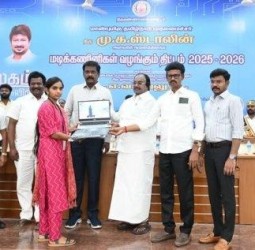 தனியாா் கல்லூரி மாணவ, மாணவிகளுக்கு மடிக்கணினி