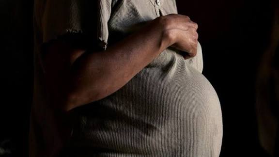 மகாராஷ்டிராவில் சாலை வசதி இல்லாததால் 6 கி.மீ. நடந்து சென்ற கர்ப்பிணி உயிரிழப்பு