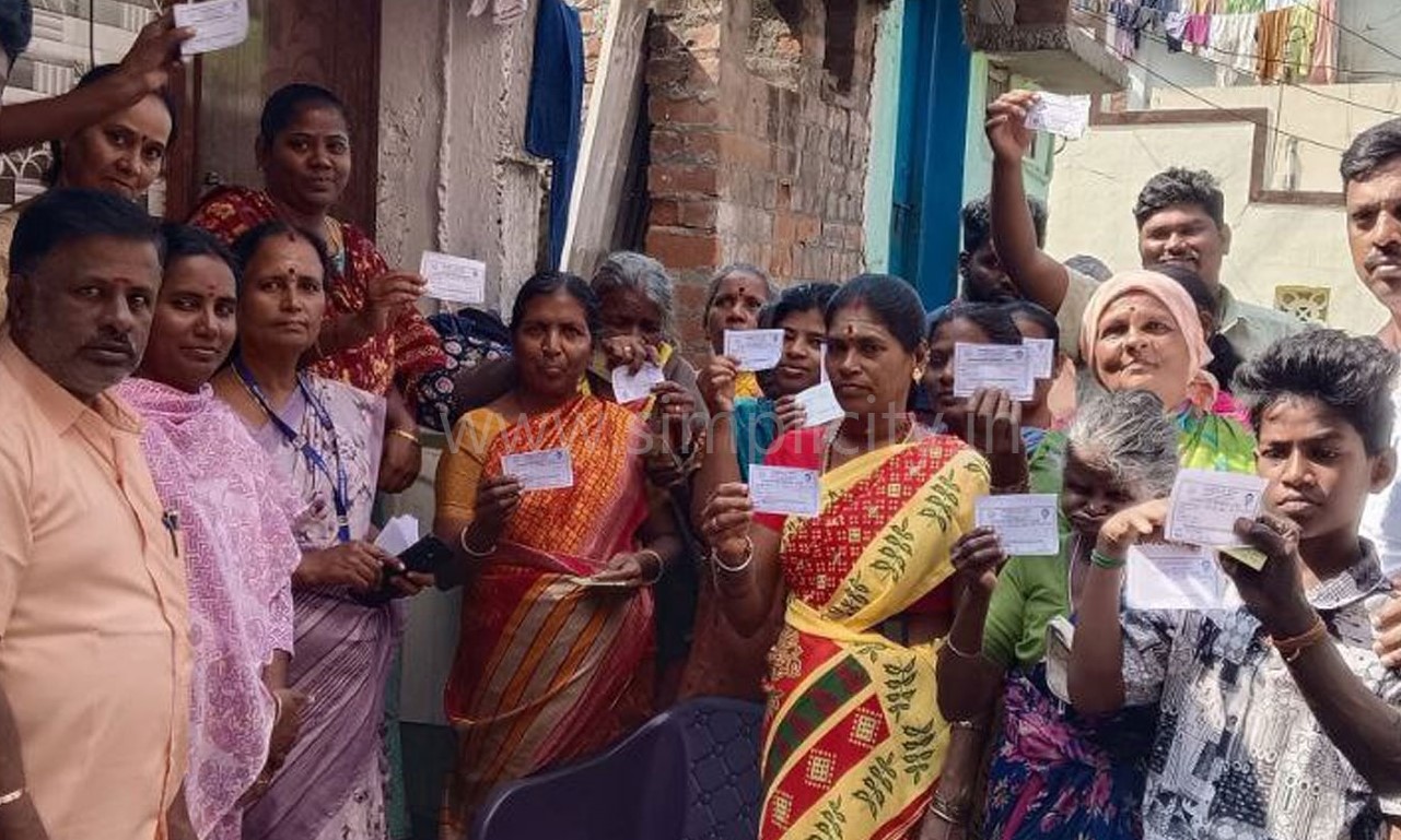 கோவையில் நேற்று பொங்கல் பரிசுத் தொகுப்பு