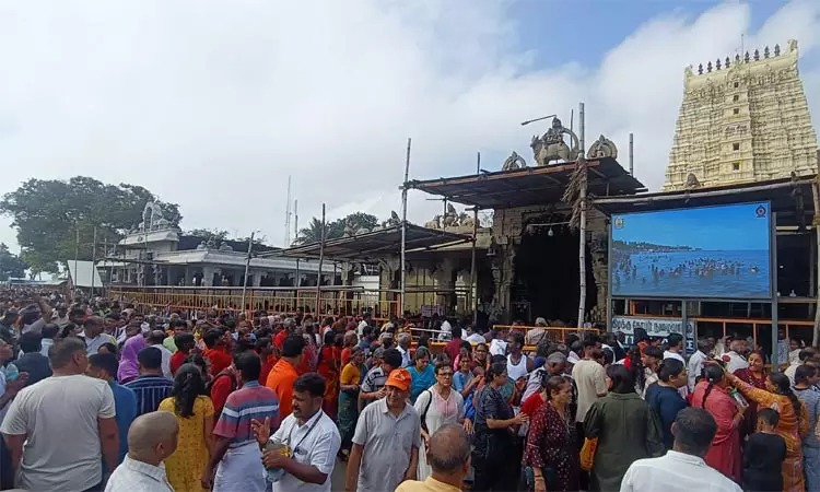 ராமநாதசுவாமி கோவிலில் நேற்று திரண்ட பக்தர்கள்