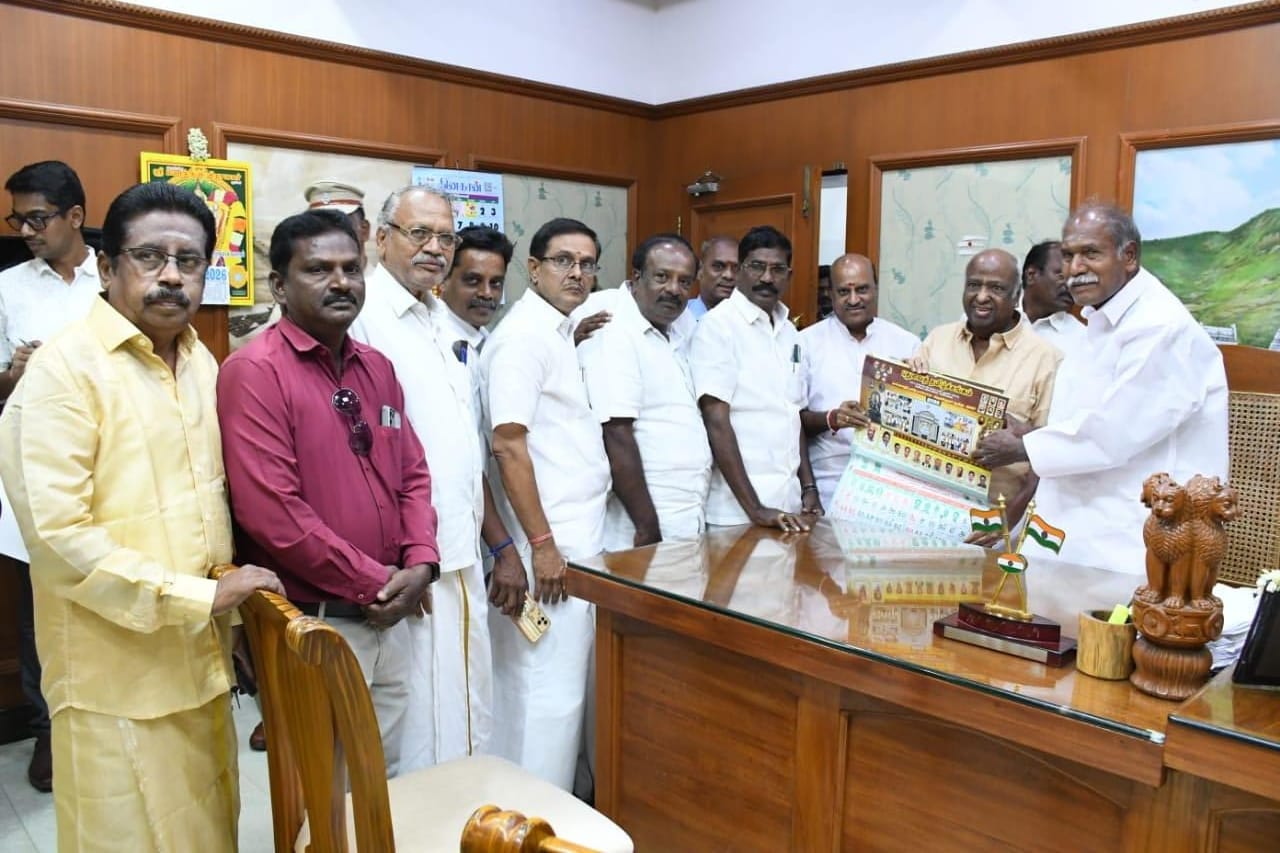 *புதுவைத் தமிழ்ச் சங்கத் தமிழ் நாள்காட்டி: முதல்வர் ந.ரங்கசாமி வெளியிட, அமைச்சர் க.லட்சுமி நாராயணன் பெற்றுக் கொண்டார்.*