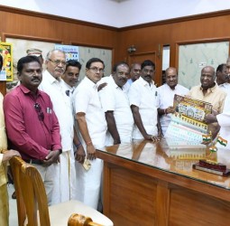 *புதுவைத் தமிழ்ச் சங்கத் தமிழ் நாள்காட்டி: முதல்வர் ந.ரங்கசாமி வெளியிட, அமைச்சர் க.லட்சுமி நாராயணன் பெற்றுக் கொண்டார்.*