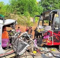 சுற்றுலா கார் மீது பஸ் மோதி கோர விபத்து - 4 பேர் பலி