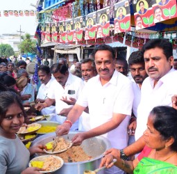 முன்னாள் அமைச்சர் எம்ஆர் விஜயபாஸ்கர் அன்னதானம்