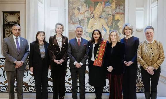 நாம் உலகின் சிதைவுக்கு எதிராகப் போராட வேண்டும் - பிரான்ஸ் அதிபர் மெக்ரான்