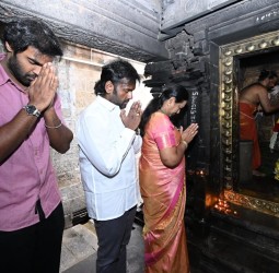 அருள்மிகு விருதகிரிஸ்வரர் திருக்கோயிலில் நேற்று தேமுதிக பொதுச் செயலாளர் பிரேமலதா தனது மகன்களுடன் சாமி தரிசனம்