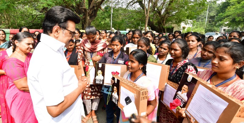 ஸ்டாலினுக்கு நேற்று காலையில் ராணிமேரி கல்லூரி மாணவிகள் நன்றி