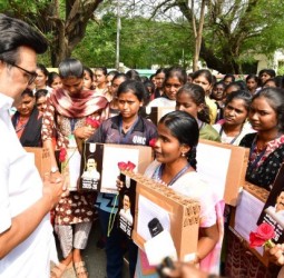 ஸ்டாலினுக்கு நேற்று காலையில் ராணிமேரி கல்லூரி மாணவிகள் நன்றி