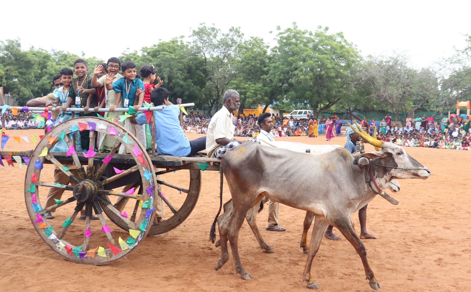 அலங்கரிக்கப்பட்ட மாட்டு வண்டியில் வலம் வந்த மழலைச் செல்வங்கள்.