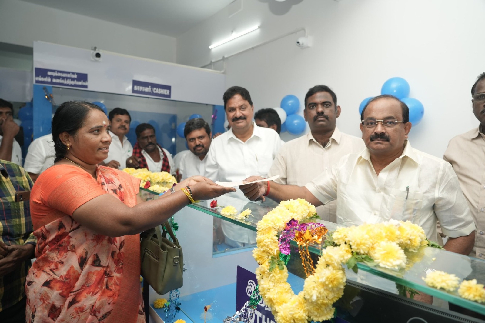 தூய்மை பணியாளர்களுடன் புத்தாண்டு தினத்தை அரவிந்த் ரமேஷ் எம்எல்ஏ கொண்டாடினார்.