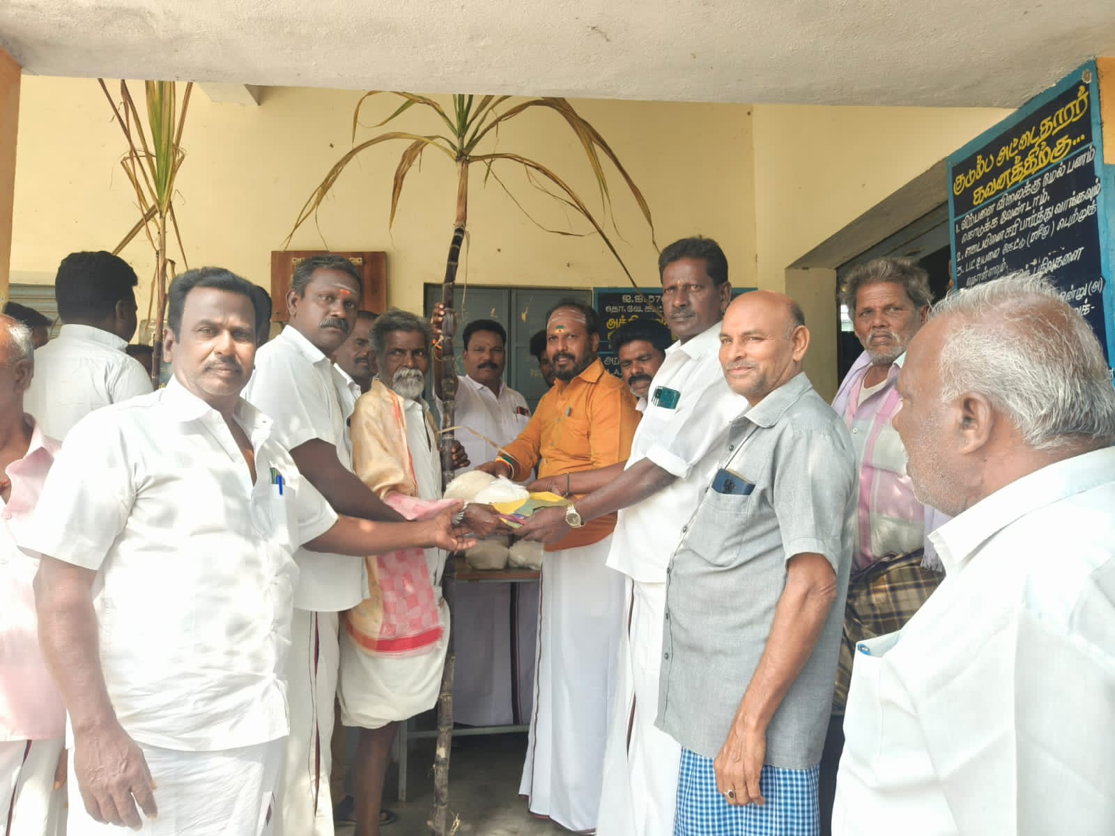 ரூபாய் 3000 ரொக்க பணத்துடன் கூடிய பொங்கல் பரிசு