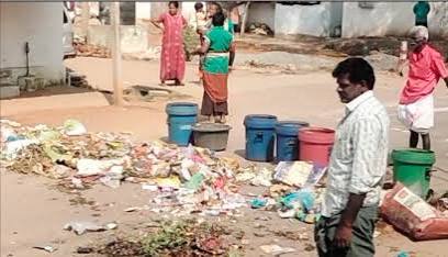 குப்பைகளை சாலையில் கொட்டி போராட்டம்