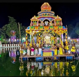 ஸ்ரீவரமங்கைத் தாயாருடன் தெய்வநாயகப் பெருமாள் தெப்பத்தில் உலா