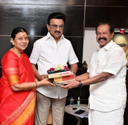 முதல்வர் ஸ்டாலினை முன்னாள் அமைச்சர் பொன்முடி நேற்று சந்தித்து தமிழர் திருநாள் மற்றும் தமிழ்ப் புத்தாண்டு வாழ்த்து