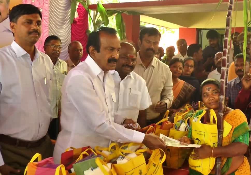 ஈரோடு மாணிக்கம்பாளையம் ரேஷன் கடையில் பொங்கல் பரிசுத்தொகை