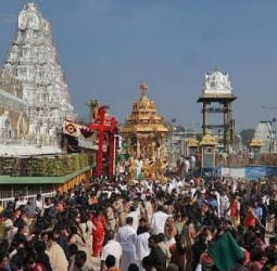 திருப்பதி கோயிலில் குவியும் பக்தர்கள்: டிக்கெட் இல்லாமல் சர்வ தரிசனம் ஏற்பாடு