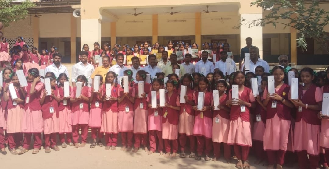 பெண்கள் மேல்நிலைப் பள்ளியில் நேற்று அமைச்சர் சிவசங்கர் சார்பில் நேற்று மாணவிகளுக்கு சில்வர் தண்ணீர் பாட்டில்கள்