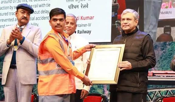 பாக்மதி விரைவு ரயில் விபத்தில் சாதுர்யமாக செயல்பட்ட ரயில் ஓட்டுநருக்கு விசிஷ்ட சேவா விருது