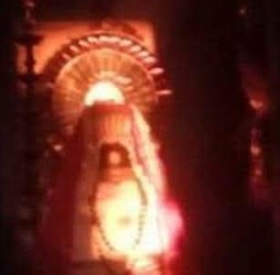 தமிழ்நாட்டில் உள்ள சிவாலயங்களில் சூரிய ஒளி நேராக கருவறையிலுள்ள சிவபெருமானுடைய திருமேனி மீது விழும் அதிசய நிகழ்வினை மாதவாரியாக தலங்களின் பட்டியல் வருமாறு :-*