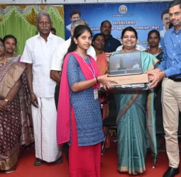 கலெக்டர் இளம்பகவத் முன்னிலையில் மாணவர்களுக்கு உயர்தர மடிக்கணினி