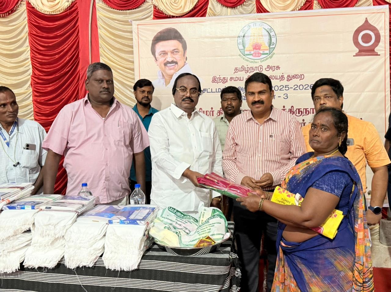 திருவண்ணாமலை மாவட்டத்தில் 1079 அர்ச்சகர்கள் மற்றும் பூசாரிகளுக்கு புத்தாடைகள்