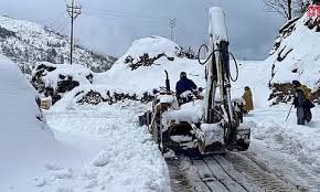 காஷ்மீரில் கடும் பனிப்பொழிவு: வெளியேற முடியாமல் சிக்கி தவித்த 40 வீரர்கள் பத்திரமாக மீட்பு