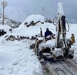 காஷ்மீரில் கடும் பனிப்பொழிவு: வெளியேற முடியாமல் சிக்கி தவித்த 40 வீரர்கள் பத்திரமாக மீட்பு