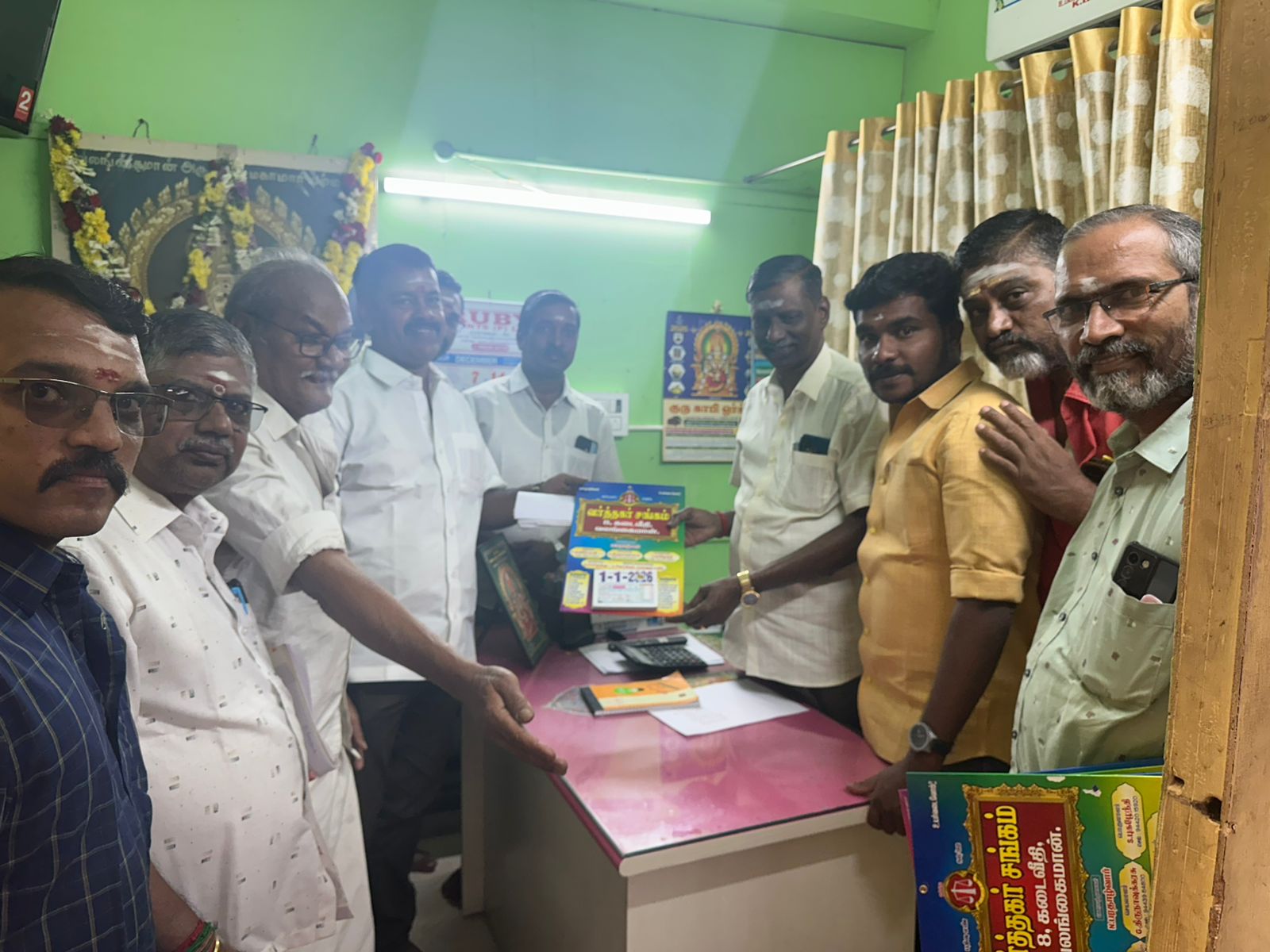 வலங்கைமானில் வர்த்தக சங்கத்தினர் வர்த்தகர்களுக்கு 2026 ஆம் ஆண்டு காலண்டர் மற்றும் டைரிகளை வழங்கும் நிகழ்வு நடைபெற்றது.