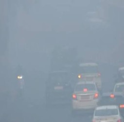 டெல்லி: காற்று மாசு அதிகரிப்பு, வாட்டும் குளிர்; குறைந்தபட்ச வெப்பநிலை 4 டிகிரியாக பதிவு