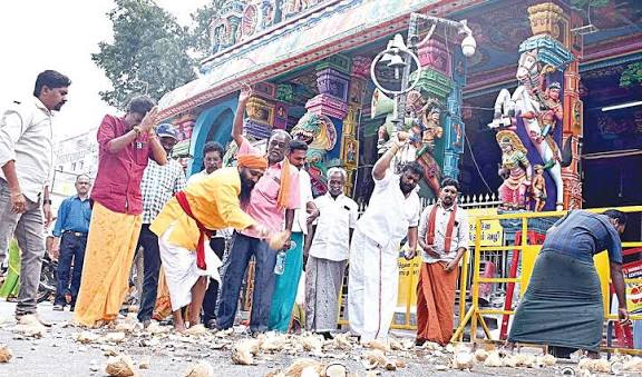 தீபத்தூணில் தீபம் ஏற்றலாம் என்ற தீர்ப்பை வரவேற்று கோயிலில் தேங்காய் உடைத்த மனுதாரர்